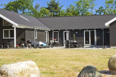 Genießen Sie den dänischen Sommer in vollen Zügen - auf der großen, teilweise überdachten Terrasse