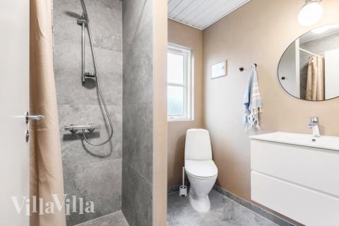 Eines der Badezimmer im Luxusferienhaus Nr. 167