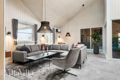 Die Couch im Luxusferienhaus Nr. 167 in Westjütland lädt zu Gesellschaftsspielen oder zu Kinoabenden ein.