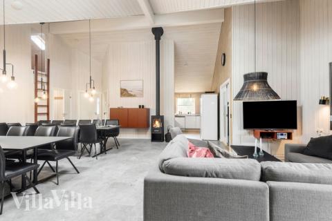 Der große, lichtdurchflutete Aufenthaltsraum im Luxusferienhaus Nr. 167 für 24.