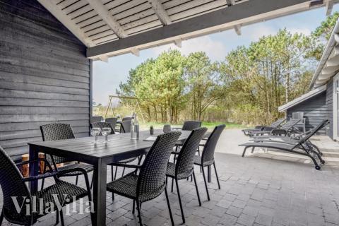 Genießen Sie einen Grillabend auf der Terrasse des Luxusferienhauses Nr. 167 in Westjütland