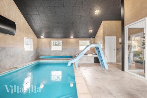 Das Ferienhaus 167 hat einen schicken Poolbereich mit Wasserrutsche, einem geräumigen, eingelassenen Whirlpool und einer Sauna.