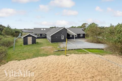 Zu dem attraktiven Ferienhaus Nr. 167 in Westjütland gehört auch ein tolles Angebot im Außenbereich, z. B. Spieleturm und Schaukeln