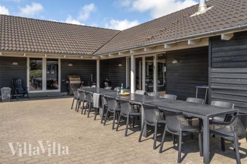 Auf der Terrasse des Ferienhauses Nr. 176 ist Platz für 24 Personen.