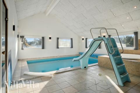 Das Ferienhaus 176 hat einen schicken Poolbereich mit Wasserrutsche, einem geräumigen, eingelassenen Whirlpool und einer Sauna.