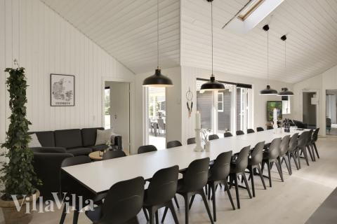 Das Wohnzimmer ist mit bequemen Sofas, einem Ofen und einem Flachbild-TV mit DVD-Spieler ausgestattet. 