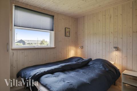 Die Schlafzimmer des Hauses sind raffiniert über drei Schlafbereiche verteilt. Jeder dieser Bereiche verfügt über ein eigenes Badezimmer (inklusive Fußbodenheizung). Damit eignet sich das Haus perfekt für befreundete Familien, die gemeinsam ihren Urlaub verbringen möchten