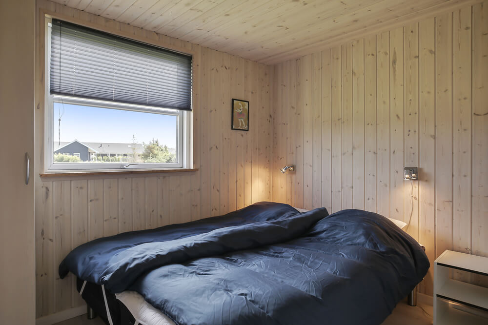 Die Schlafzimmer des Hauses sind raffiniert über drei Schlafbereiche verteilt. Jeder dieser Bereiche verfügt über ein eigenes Badezimmer (inklusive Fußbodenheizung). Damit eignet sich das Haus perfekt für befreundete Familien, die gemeinsam ihren Urlaub verbringen möchten