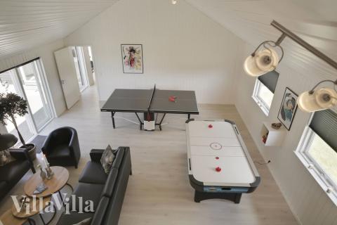 Im anderen Aktivitätenraum des Hauses finden sich Airhockey, Kicker, Tischtennis und eine Sofagruppe mit Flachbild-TV und Playstation 