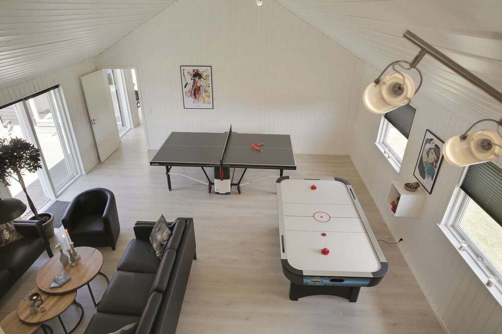 Im anderen Aktivitätenraum des Hauses finden sich Airhockey, Kicker, Tischtennis und eine Sofagruppe mit Flachbild-TV und Playstation 