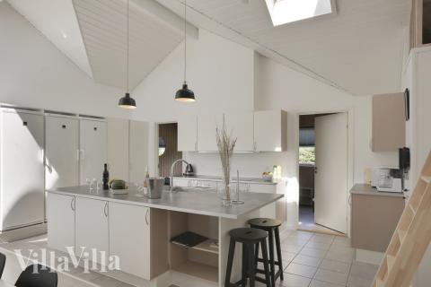 Die Küche ist offen mit der Stube verbunden und bietet zwei Spülmaschinen, zwei Elektroherde, zwei Kühlschränke, eine Mikrowelle und einen Gefrierschrank