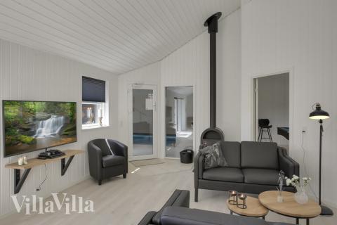 Der Ort, um den sich alles dreht: Die Küche ist mit dem Wohnzimmer verbunden und mit Ofen und geschmackvollen Möbeln gemütlich eingerichtet