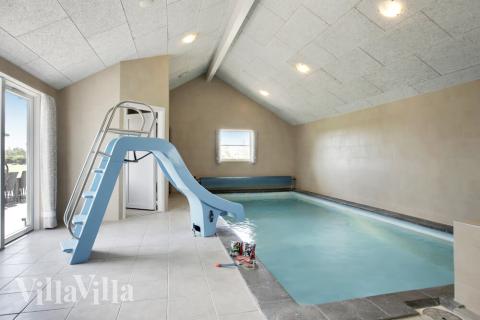 Das Haus verfügt über einen imposanten Badebereich mit ein 22 m2 großem Swimmingpool, Wasserrutsche, geräumigem Whirlpool mit Platz für bis zu 6 Leute, Badezimmer mit Fußbodenheizung und Saun