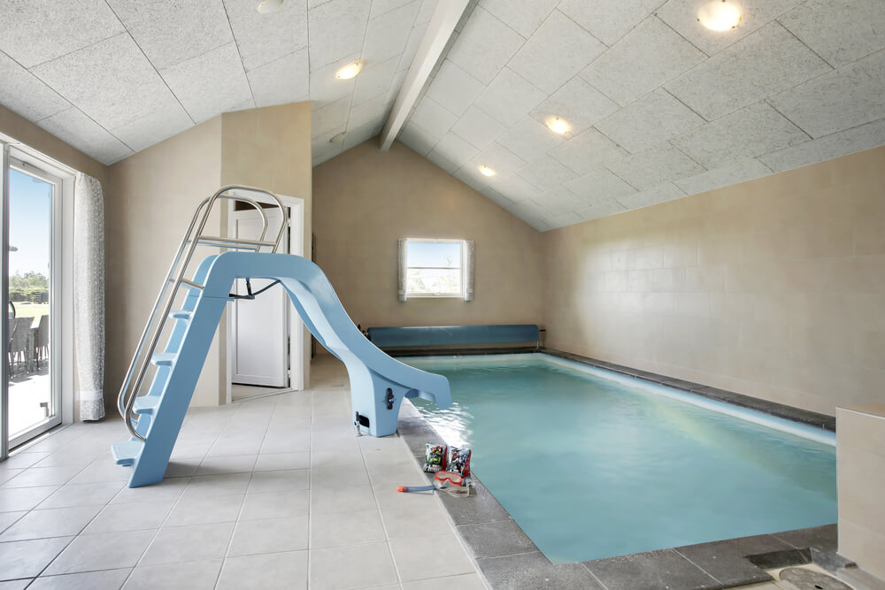 Das Haus verfügt über einen imposanten Badebereich mit ein 22 m2 großem Swimmingpool, Wasserrutsche, geräumigem Whirlpool mit Platz für bis zu 6 Leute, Badezimmer mit Fußbodenheizung und Saun