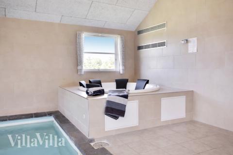 Die Badetour wird vollständig mit einem Gang in den warmen Whirlpool (Platz für 4-6 Personen) oder in die Sauna