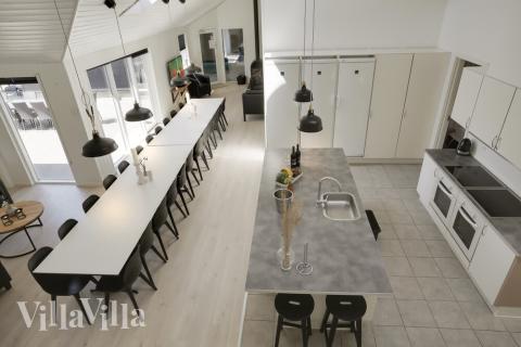 Der große, lichtdurchflutete Aufenthaltsraum im Luxusferienhaus Nr. 207 für 26.