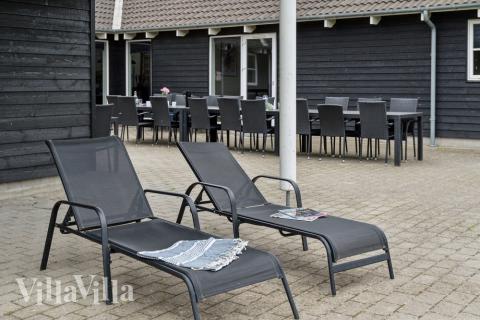 Genießen Sie einen Grillabend auf der Terrasse des Luxusferienhauses Nr. 207 in Lolland/Falster/Mön