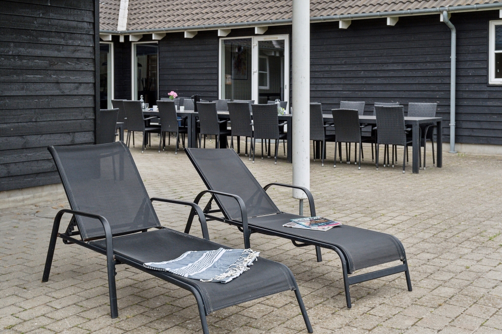 Genießen Sie einen Grillabend auf der Terrasse des Luxusferienhauses Nr. 207 in Lolland/Falster/Mön