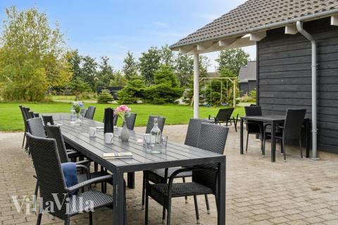 Auf der Terrasse des Ferienhauses Nr. 207 ist Platz für 26 Personen.