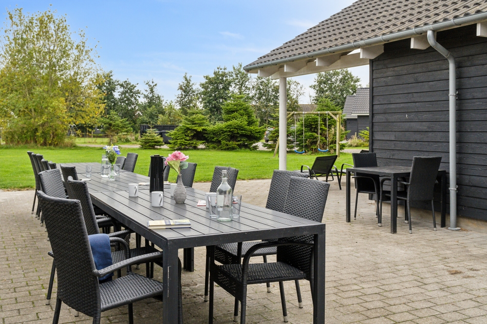 Auf der Terrasse des Ferienhauses Nr. 207 ist Platz für 26 Personen.