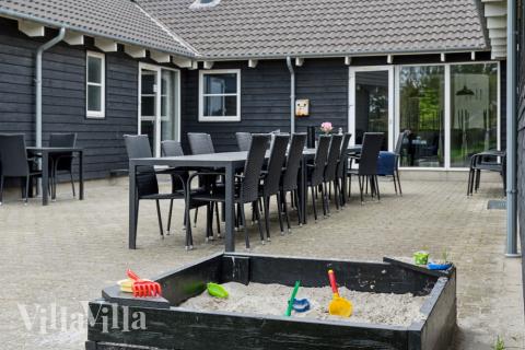 Zu dem attraktiven Ferienhaus Nr. 207 in Lolland/Falster/Mön gehört auch ein tolles Angebot im Außenbereich, z. B. Spieleturm und Schaukeln