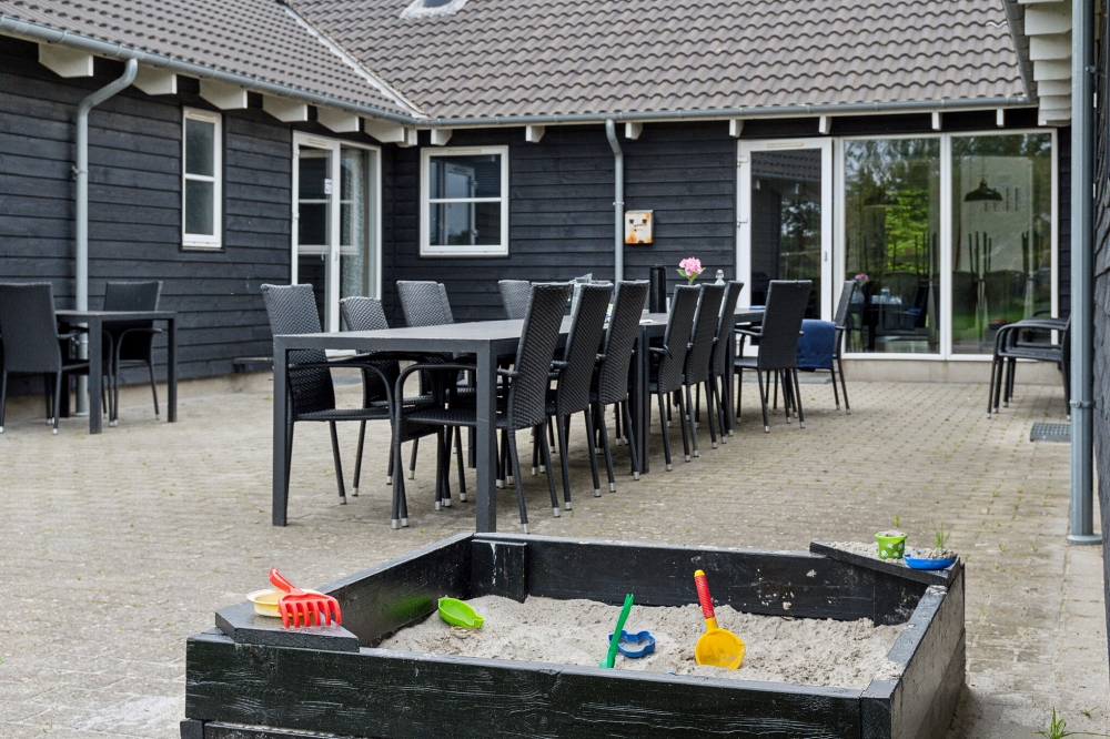 Zu dem attraktiven Ferienhaus Nr. 207 in Lolland/Falster/Mön gehört auch ein tolles Angebot im Außenbereich, z. B. Spieleturm und Schaukeln