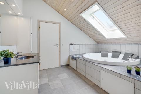 Eines der Badezimmer im Luxusferienhaus Nr. 232