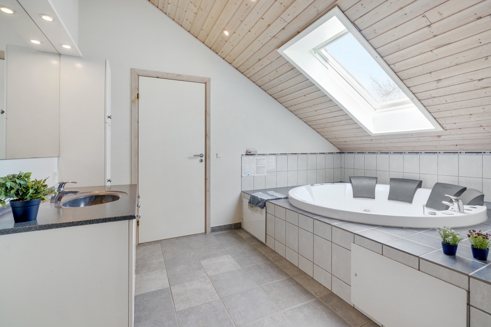 Eines der Badezimmer im Luxusferienhaus Nr. 232