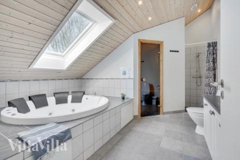 Genießen Sie den warmen Whirlpool im Luxusferienhaus Nr. 232 in Lolland/Falster/Mön
