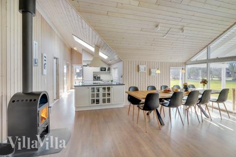 Der große, lichtdurchflutete Aufenthaltsraum im Luxusferienhaus Nr. 232 für 10.