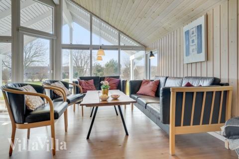 Die Couch im Luxusferienhaus Nr. 232 in Lolland/Falster/Mön lädt zu Gesellschaftsspielen oder zu Kinoabenden ein.