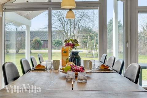 Aufenthaltsraum mit Platz für 10 im Luxusferienhaus Nr. 232.