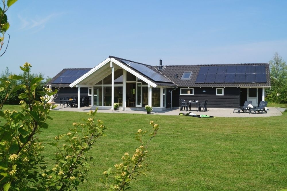 Diese schicke Haus mit Whirlpool Nr. 232 mit Platz für 10 Personen liegt in Lolland/Falster/Mön