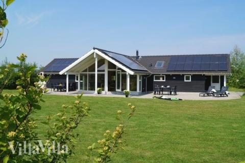 Diese schicke Haus mit Whirlpool Nr. 232 mit Platz für 10 Personen liegt in Lolland/Falster/Mön