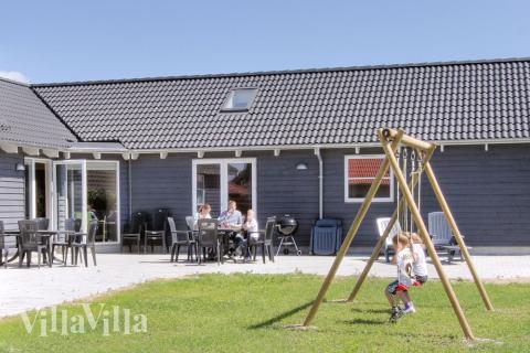 Das Haus verfügt über eine große Terrasse auf der man herrliche Barbecues veranstalten oder sich einfach nur die Sonne auf den Pelz brennen lassen kann. Die kleinen Gäste freuen sich derweil über Schaukel und Sandkiste im Garten