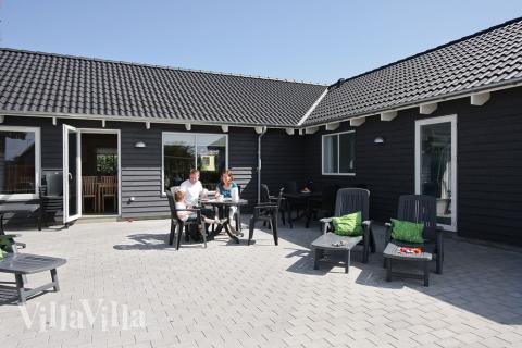 Die große Terrasse ist nicht nur perfekt für einen sonnigen Sommertag, sondern auch für einen gemütlichen Grillabend mit Freunden und Familie
