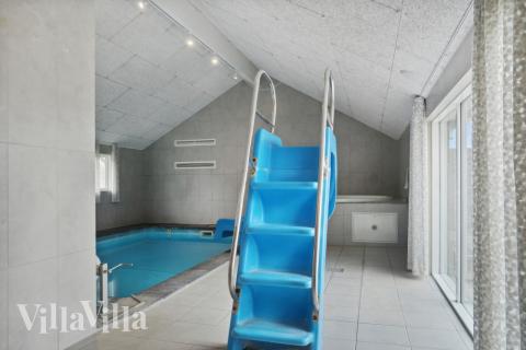 Das Ferienhaus 212 hat einen schicken Poolbereich mit Wasserrutsche, einem geräumigen, eingelassenen Whirlpool und einer Sauna.