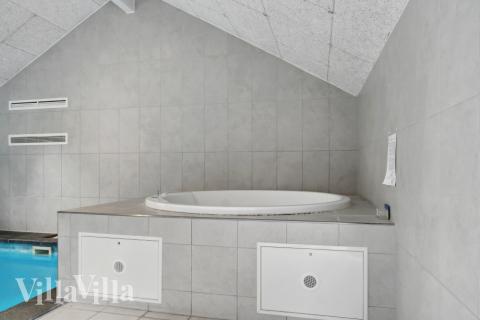 Genießen Sie den warmen Whirlpool im Luxusferienhaus Nr. 212 in Lolland/Falster/Mön