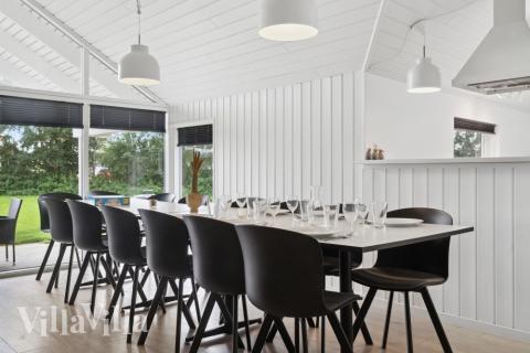 Der große, lichtdurchflutete Aufenthaltsraum im Luxusferienhaus Nr. 212 für 14.