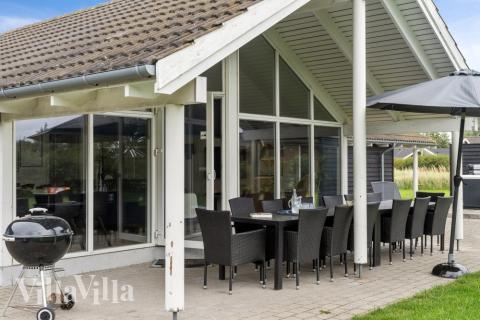 Genießen Sie einen Grillabend auf der Terrasse des Luxusferienhauses Nr. 212 in Lolland/Falster/Mön