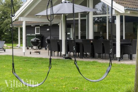 Zu dem attraktiven Ferienhaus Nr. 212 in Lolland/Falster/Mön gehört auch ein tolles Angebot im Außenbereich, z. B. Spieleturm und Schaukeln