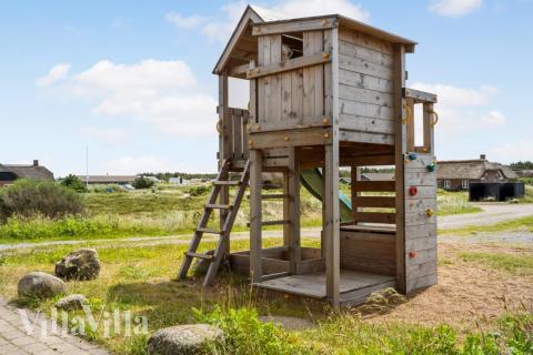 Zu dem attraktiven Ferienhaus Nr. 294 in Westjütland gehört auch ein tolles Angebot im Außenbereich, z. B. Spieleturm und Schaukeln