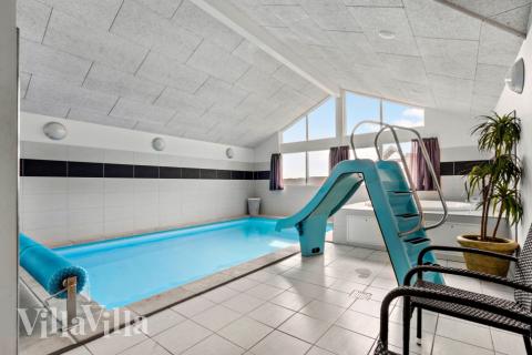 Das Ferienhaus 294 hat einen schicken Poolbereich mit Wasserrutsche, einem geräumigen, eingelassenen Whirlpool und einer Sauna.