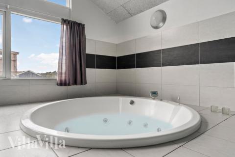 Genießen Sie den warmen Whirlpool im Luxusferienhaus Nr. 294 in Westjütland