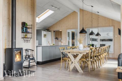 Der große, lichtdurchflutete Aufenthaltsraum im Luxusferienhaus Nr. 294 für 18.