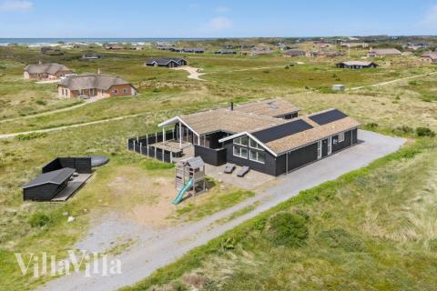 Dieses schöne Poolhaus Nr. 294 mit Platz für 18 Personen liegt in Westjütland