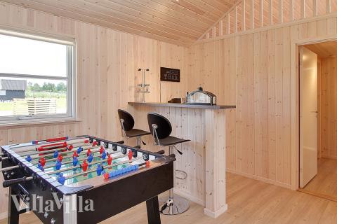 Der Aktivitätenraum ist mit einer Bar und einem Kühlschrank ausgestattet, so dass man sich Drinks mischen kann, während die Spieler angefeuert werden