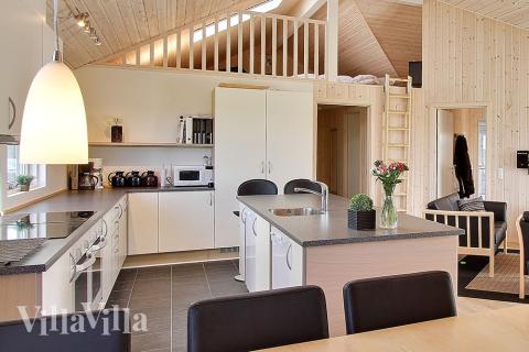 Die Küche ist gut eingerichtet und offen mit dem Aufenthaltsraum verbunden. So können Köche, Helfer, Vorkoster und alle anderen es sich schon während der Zubereitung zusammen gemütlich machen