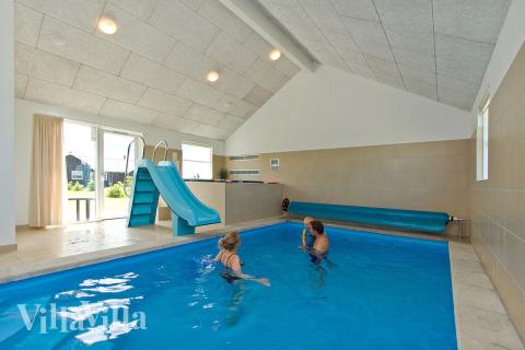 Große wie kleine Wasserratten stürzen sich ins feuchte Vergnügen des Swimmingpools mit Gegenstromanlage und Wasserrutsche