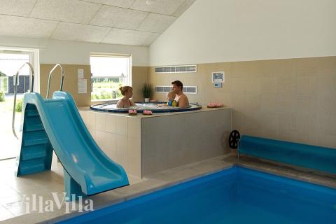 Bis zu 4-6 Personen finden in dem Whirlpool Platz, in dem sie nach einem spannenden Ferientag herrlich relaxen können